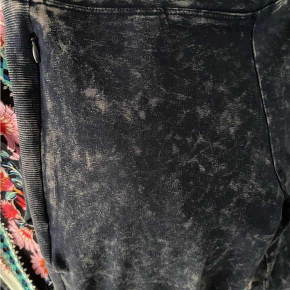 PINK Victoria's Secret blue mineral wash yoga pants, zipper pockets, size large - Picture 3 of 5